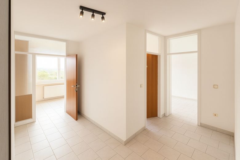 Flur: Wohnzimmer, Bad, Küche