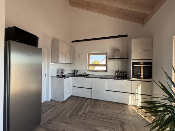 Hochwertige Neubauwohnung mit großzügiger Galerie in ZFH (möbliert) – Küche
