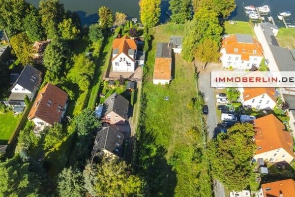 IMMOBERLIN.DE - Wassergrundstück! Exzellentes teilbares Bauland in idyllischer Seelage am Großen Zug