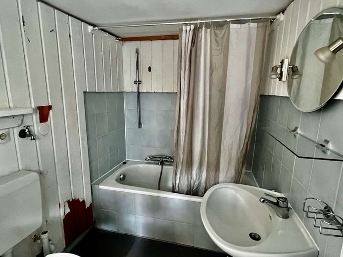 Wohnen im Denkmal - zentral und absolut ruhig – Badezimmer mit Badewanne, Dusche und WC