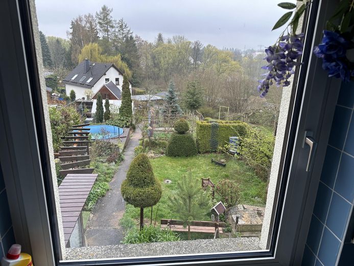 Eigenheim am SW-Stadtrand mit schönem Garten – EG Blick aus dem Bad in Garten