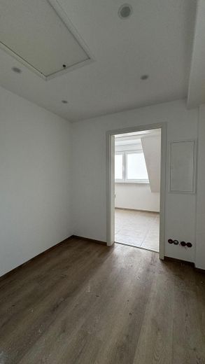 Charmante 50-qm-Wohnung mit neuer, moderner Einbauküche in vollständig saniertem Mehrfamilienhaus – Flur / Bad