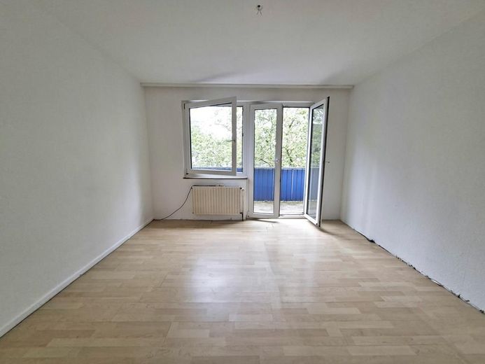 CITYHOUSE: Zentrale 3 Zimmer Wohnung in der Südstadt mit zwei Balkonen, Keller und separater Garage – Gästezimmer/Büro mit Zugang zum Balkon