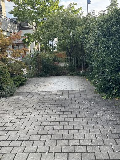 Amplio apartamento en ático con balcón y cocina equipada en una zona tranquila – Stellplatz (für DG)