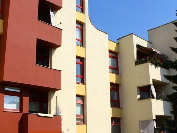 Apartamento soleado de 2 habitaciones con logia orientada al sur – complejo cuidado, ubicación excelente, alquiler sólido. – Foto 1