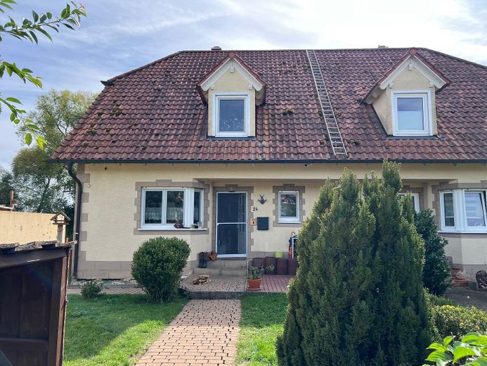 Schöne DHH am Ortsrand mit unverbautem Blick // 147qm Wohnfläche / 7 Zimmer / Einziehen & Wohlfühlen – Nordansicht / Eingang (EG)