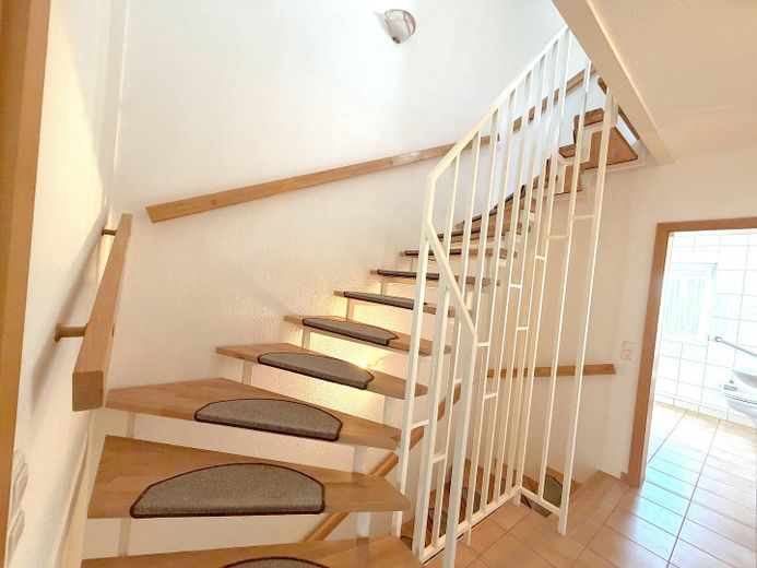 Offene Holztreppe zum DG