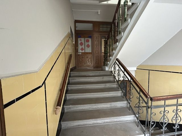 8 Parteien-Mehrfamilienhaus + + im tollen Umfeld + + 1 Garage und ein kleiner Garten am Innenhof – Treppenhaus