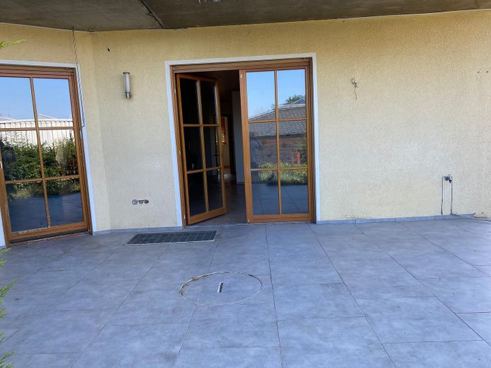 Freistehendes Einfamilienhaus mit Einliegerwohnung und Garage in ruhiger Lage (Sackgasse) von Brakel – Terrasse