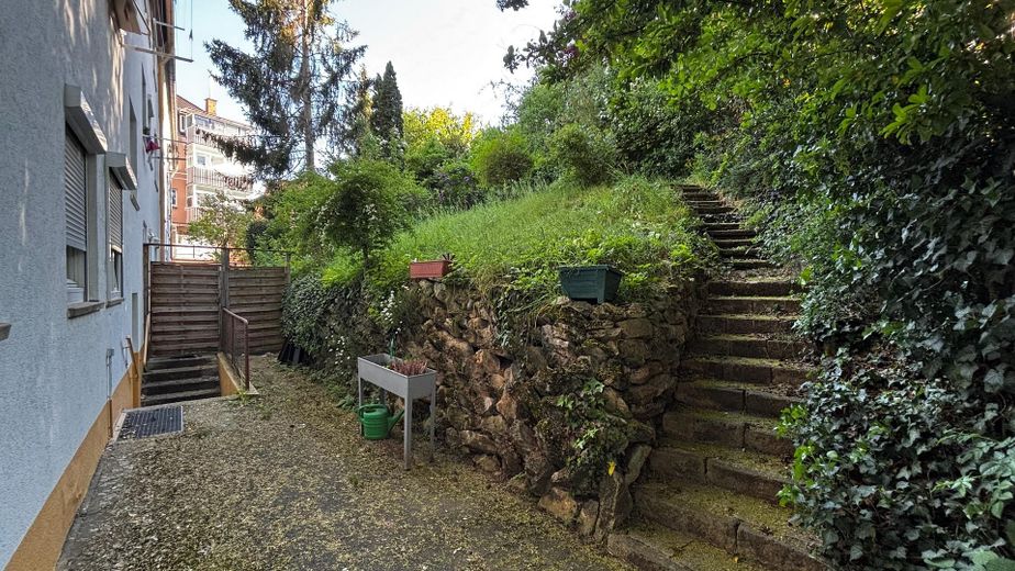 Stilvoll modernisierte Stadt-Oase mit Terrassenzugang, Gartenmitbenutzung und Klimaanlage – Gartenzugang