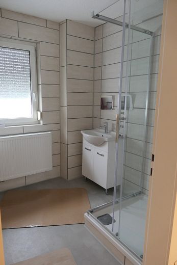 Appartamento al piano terra di 3 locali con ca. 80qm nel centro di Münsingen – Photo 3