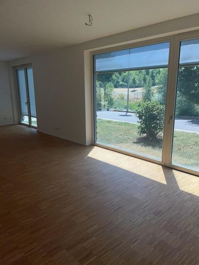 Erdgeschosswohnung mit Wasserblick – Wohnzimmer