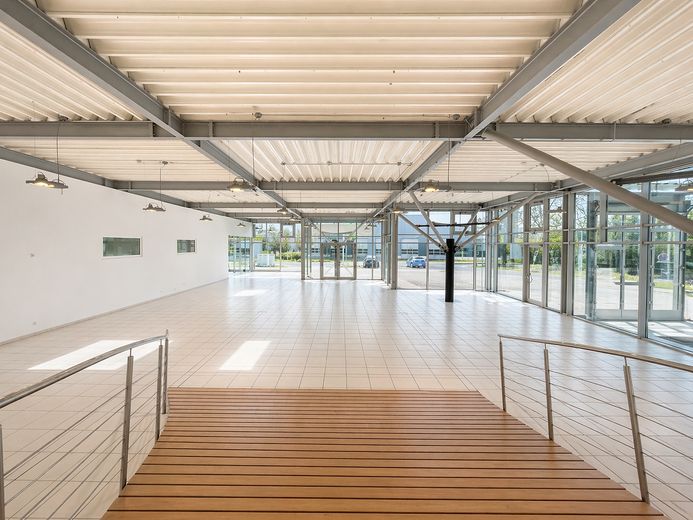 Commercio di automobili con capannone espositivo e superfici ufficio a Gelsenkirchen – Ausstellungshalle mit Rampe