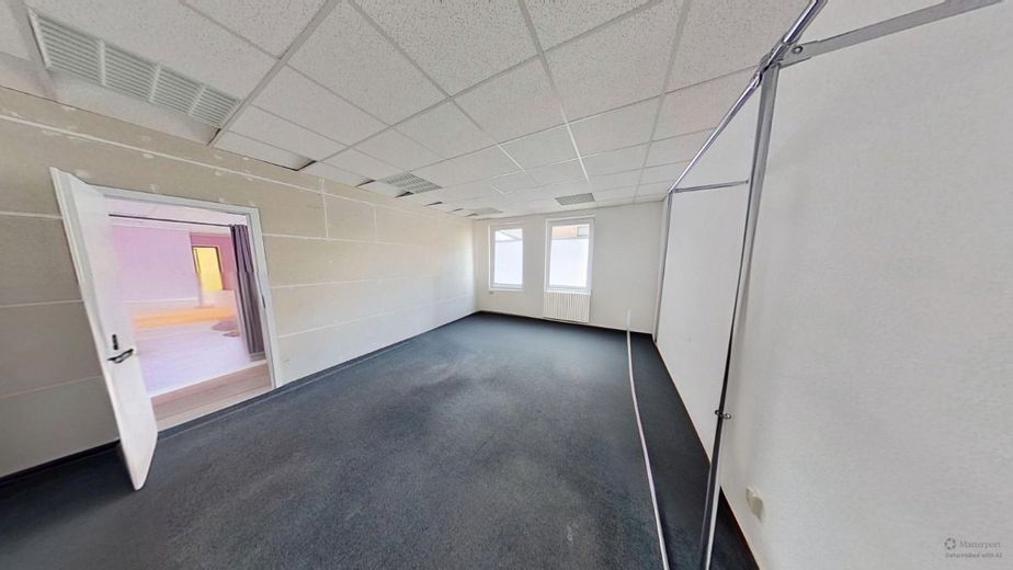 Großzügige Büroeinheit im 1. Obergeschoss in gepflegtem Geschäftshaus – kleines Büro