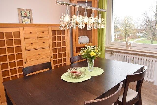 Commission-free 4-room apt., heating NEW, roof 2018 NEW! Parquet, high-quality fittings! – Wohnzimmer