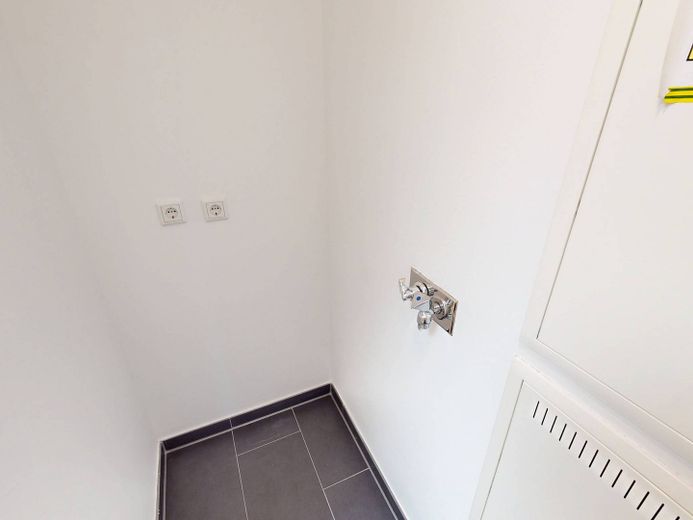 Wymarzone mieszkanie w zasięgu spaceru od Alexanderplatz: 3-pokojowe mieszkanie w nowym budownictwie z BALKONEM i w pełni wyposażoną kuchnią w północno-zachodniej części Friedrichshain – Hauswirtschaftsraum
