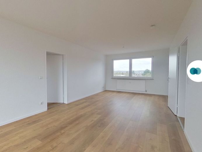 Cómodo piso de 3 habitaciones con balcón – Ansicht II: Wohnzimmer