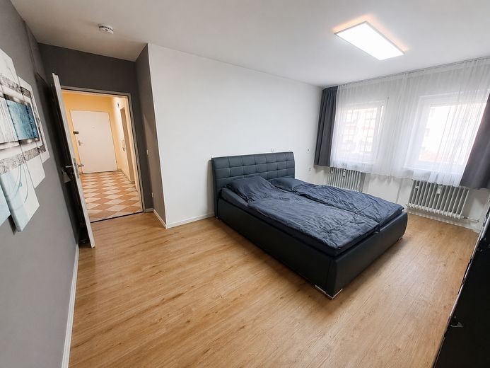 Großzügige 4-Zimmer-Wohnung in Rosenheim mit 2 Bädern & 2 Balkonen – Schlafzimmer 1
