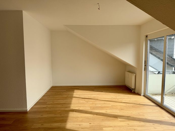 (Reserviert) Frisch renovierte 2,5-Zi.-DG-Wohnung mit Balkon & 2 Stellplätzen – provisionsfrei – Wohnzimmer 2