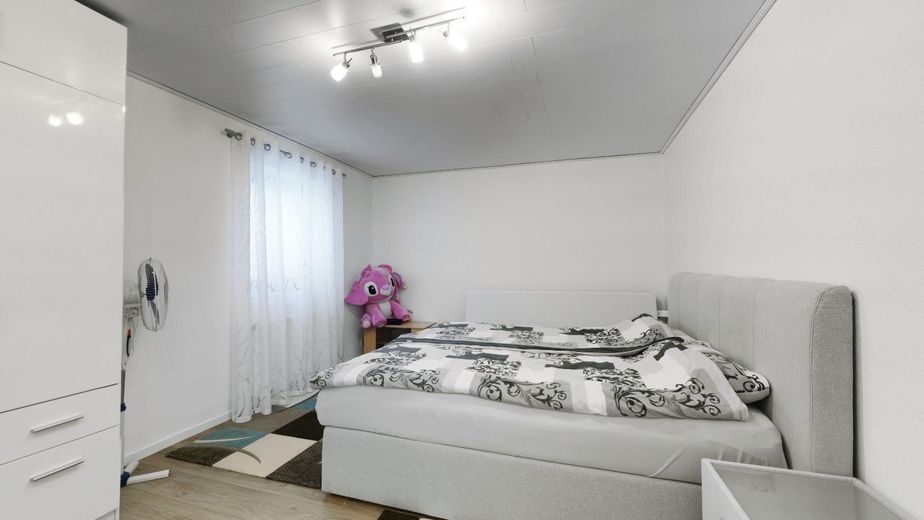 Groot een- tot tweegeneratiehuis met balkon, terras en garage – Schlafzimmer Untergeschoss