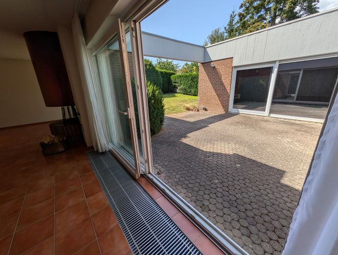 Bungalow de arquitecto con piscina cubierta en Limburgerhof – Blick in den Innenhof