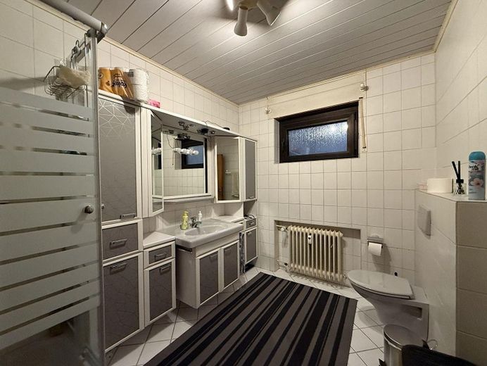 Vielseitiges Mehrfamilienhaus mit 3 Einheiten & attraktivem Baugrundstück – Badezimmer KG