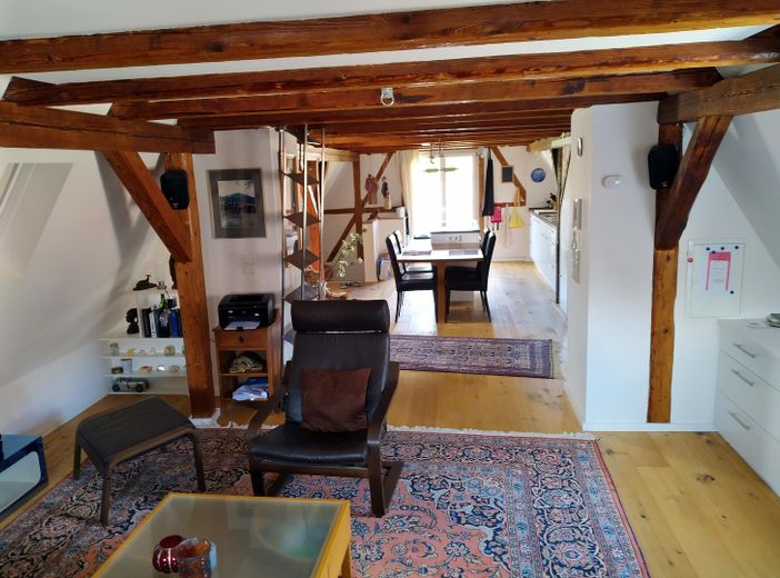 Old building gem - studio with castle view – Wohnzimmer Blick Küche/EZ