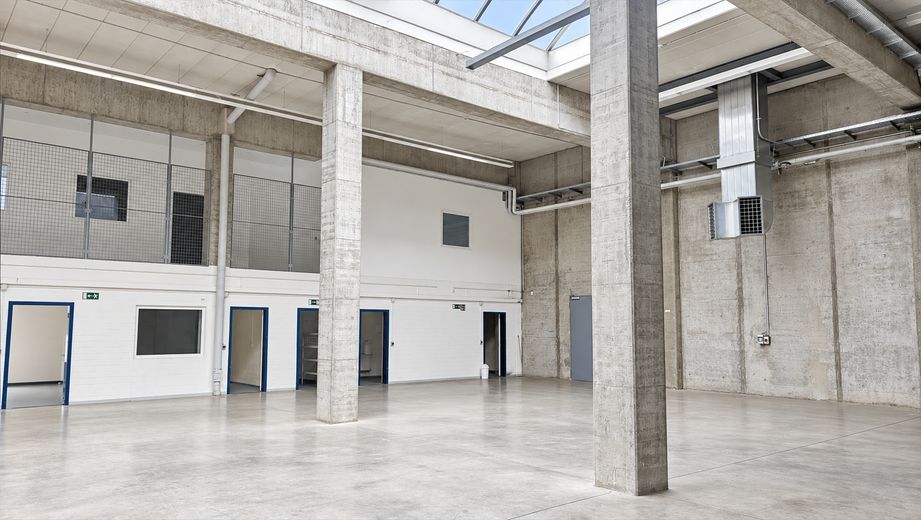 गोदाम, उत्पादन, कार्यालय/सामाजिक कक्ष 750m² + 206m², खुला क्षेत्र >5000m² (विकल्प + CNC मशीनिंग लगभग 400m²) – Halle