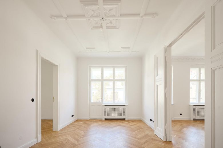 Friedenau: Vivienda antigua de 3 habitaciones para primera ocupación con balcón, ducha y bañera exenta, sin comisión – Balkonzimmer (linearer Stuck)