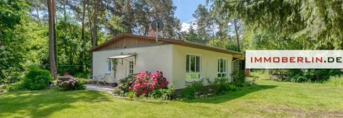 IMMOBERLIN.DE - Bungalow mit Nebengebäude auf naturschönem Grundstück in Südausrichtung