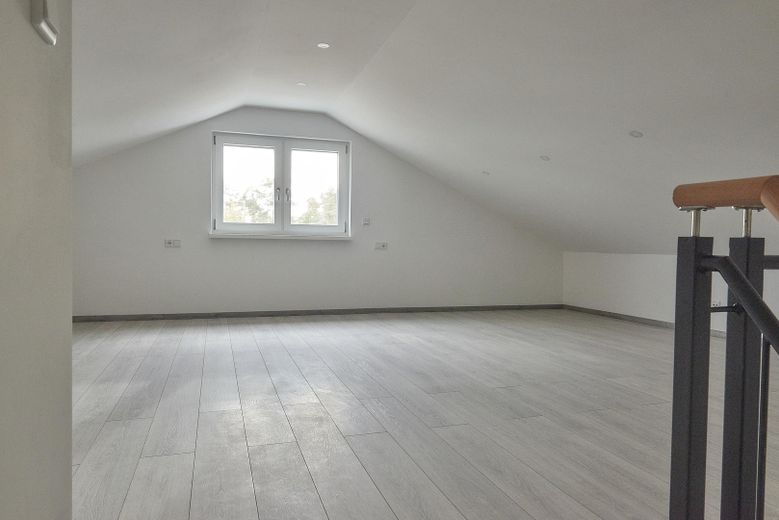 *** Ihr neues Zuhause in einer Doppelhaushälfte in Feucht, inklusive 2 Stellplätze*** – Dachstudio