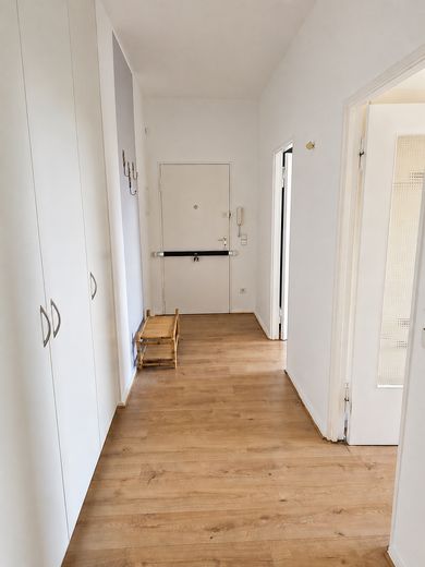 Hochwertig modernisierte 3-Zimmer-Wohnung mit Westbalkon und Weitblick - maklerfrei – Flur
