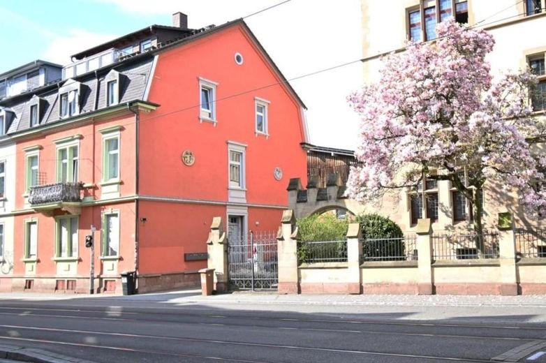 3-кімн. квартира на мансардному поверсі у Freiburg-Wiehre – Außenansicht (rotes Haus)