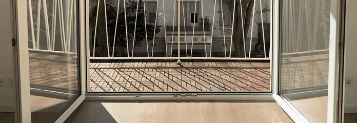 Modernisierte 2-Zimmer Wohnung mit Balkon im begehrten Rheingauviertel Wiesbaden – Balkon Wohnzimmer