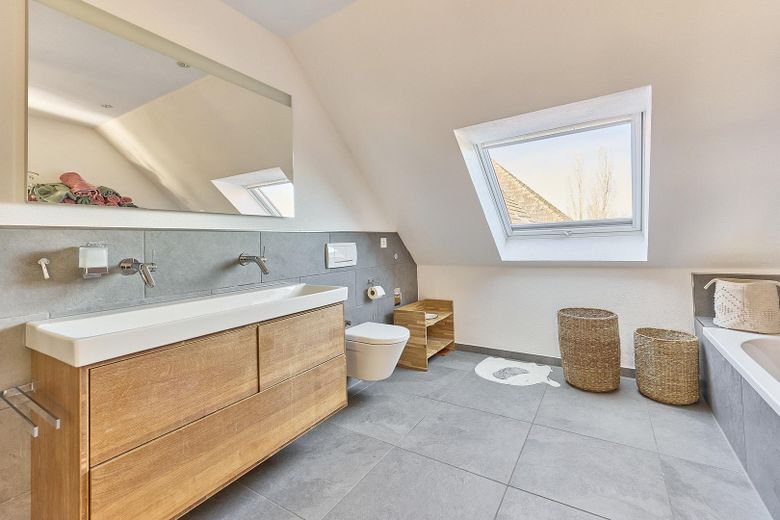exklusiver Traum im Grünen. 4 Seit-Hof mit Seminarhaus – Bad WHG 1.OG
