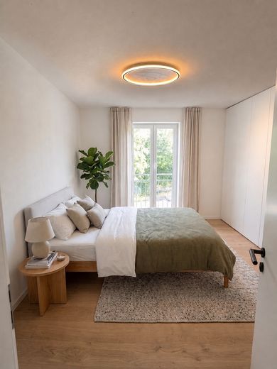 Schlafzimmer möbliert mit KI