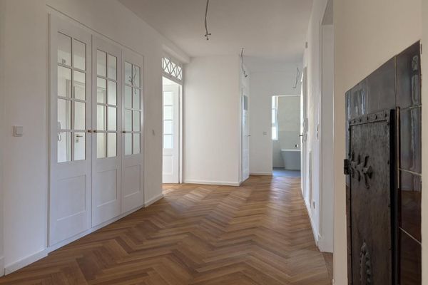 Esclusivo appartamento d’epoca di 146 m² completamente ristrutturato in posizione privilegiata a Göppingen–elegante, moderno, unico