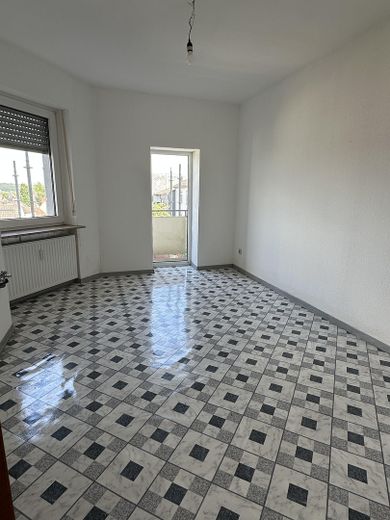 Prima occupazione dopo la ristrutturazione in elegante appartamento in edificio d’epoca – Küche vor Sanierung