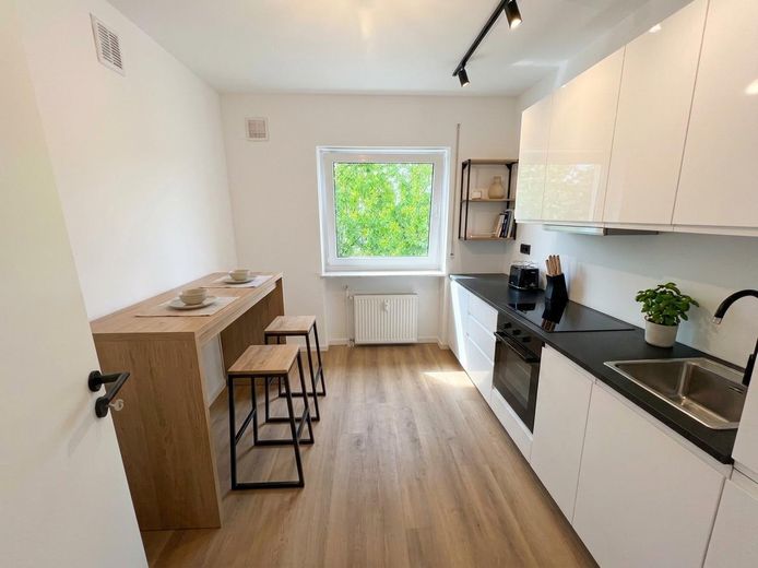 Hochwertig kernsanierte 3-Zimmer-Wohnung mit Loggia und Stellplatz in Nürnberg-Zabo – Küche (KI-generiert)