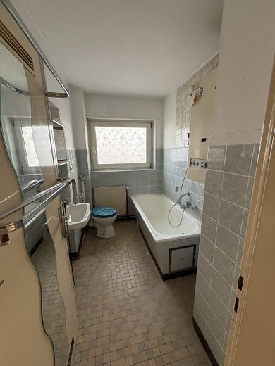 Badezimmer mit Badewanne 
