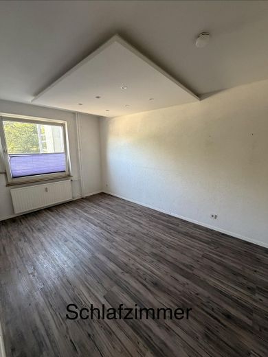 Vollständig renovierte Wohnung mit drei Zimmern sowie Balkon und Einbauküche in Salzgitter – Schlafzimmer