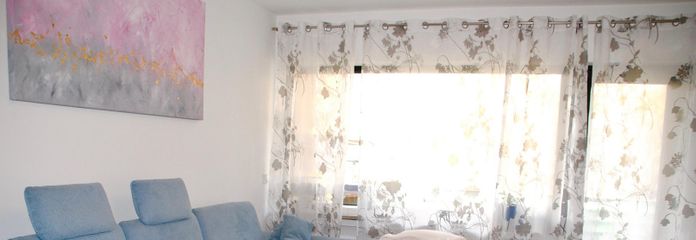 Wohnzimmer und Balkon