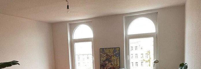 Renovierte 2-Zimmer-Altbauwohnung im Dachgeschoss – nahe Leibniz Universität & Welfengarten – Wohnzimmer