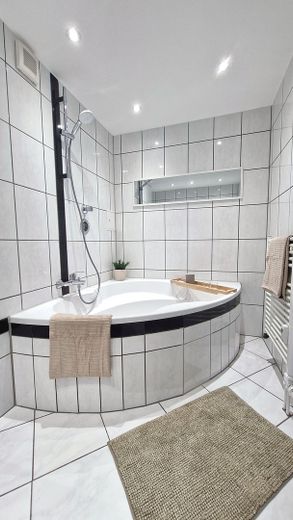 Frisch renoviert, ohne Provision >> 3-Zimmer-Eigentumswohnung, Balkon & Tiefgarage – Bad mit Wanne