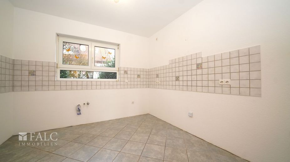 Halbes Haus, volles Glück, sofort einziehen! - FALC Immobilien Heilbronn – Küche momentan