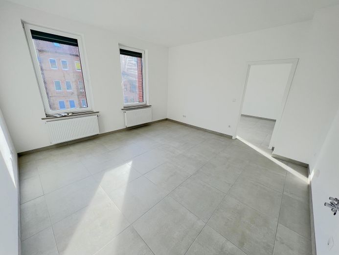 Moderne 2 Zimmer im kernsanierten Altbau – Wohnen/Essen/Küche