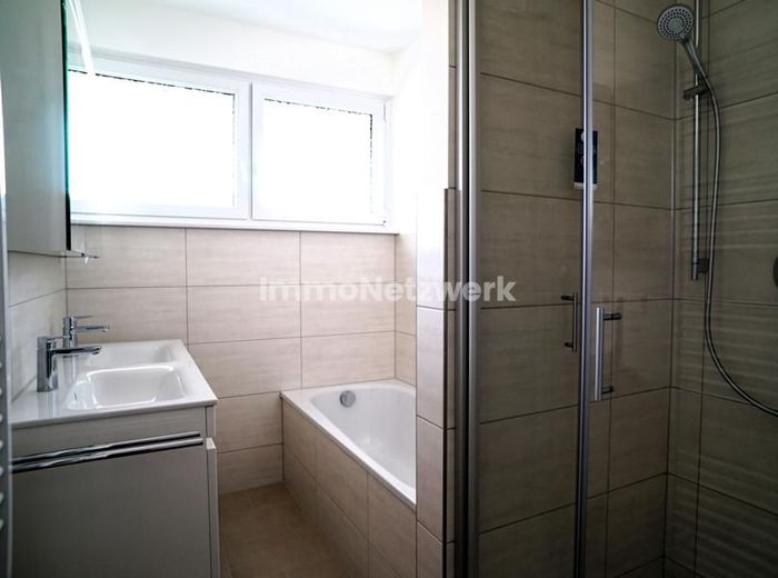 Frisch sanierter Wohntraum in Pforzheim-Sonnenberg: 5 Zimmer mit Ausblick und Garage – Blick ins Bad 2