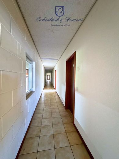 Industriehallen + Freiflächen mit Top-Anbindung für Logistik, etc. – Büro Flur
