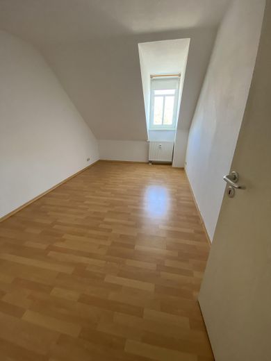 Sonnenglück- gemütliche 2-Zimmer-Dachgeschosswohnung mit Dachterrasse – Schlafzimmer