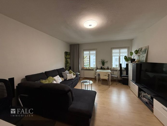 Eigennutzer aufgepasst: 2,5-Zimmer-Wohnung mit Balkon in der Moltkestraße – Wohnzimmer